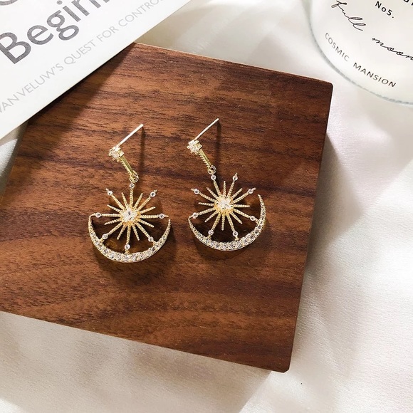 Stunning and shiny earrings with a star and a moon - Picture 3 of 6